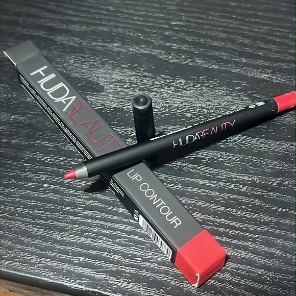 🌙💕Heartbreaker Huda Beauty Lip Liner - Picture 3 of 10